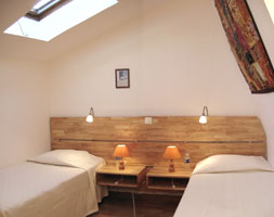 une chambre mansardée