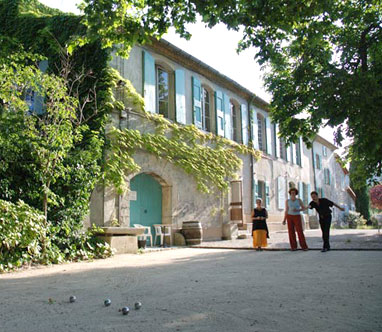 la façade de la maison et le terrain de boules